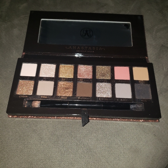 Anastasia Beverly Hills Other - SLIGHTLY USED....Anastasia Eyeshadow Palette
